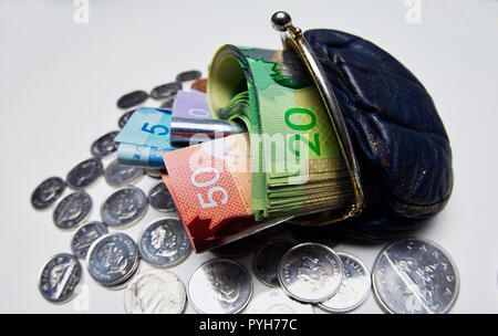 Montréal,Canada,28 octobre,2018.Stash d'argent canadien en petit sac à main. Credit:Mario Beauregard/Alamy Live News Banque D'Images