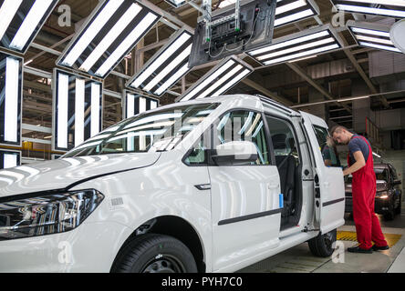 La Pologne, l'inspection finale à la lumière tunnel à Poznan Volkswagen (VW commercial vehicles, Caddy et T6) Banque D'Images