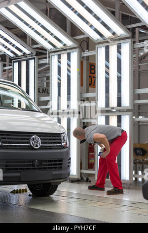 La Pologne, l'inspection finale à la lumière tunnel à Poznan Volkswagen (VW commercial vehicles, Caddy et T6) Banque D'Images