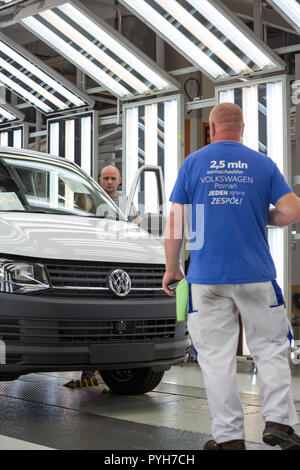 La Pologne, l'inspection finale à la lumière tunnel à Poznan Volkswagen (VW commercial vehicles, Caddy et T6) Banque D'Images