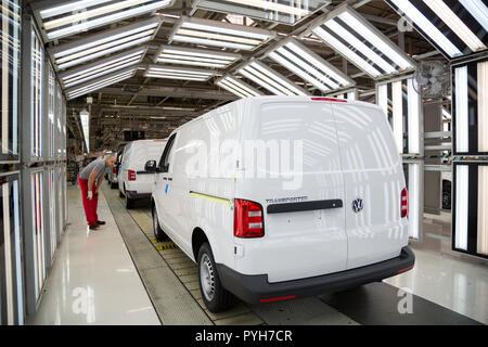 La Pologne, l'inspection finale à la lumière tunnel à Poznan Volkswagen (VW commercial vehicles, Caddy et T6) Banque D'Images