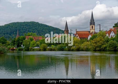 Gemünden am Main: Vue avec église luthérienne de Christus et église paroissiale catholique (à droite), District de Main-Spessart, Basse-Franconie, Bavière, Allemagne Banque D'Images