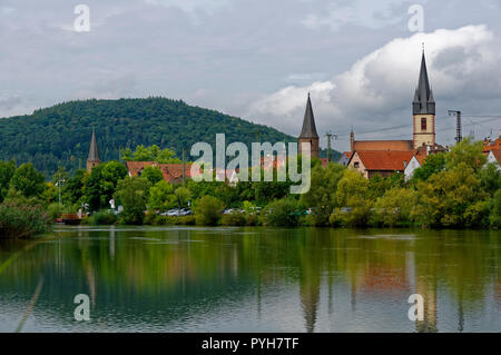 Gemünden am Main: Vue avec église luthérienne de Christus et église paroissiale catholique (à droite), District de Main-Spessart, Basse-Franconie, Bavière, Allemagne Banque D'Images