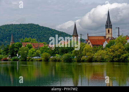 Gemünden am Main: Vue avec église luthérienne de Christus et église paroissiale catholique (à droite), District de Main-Spessart, Basse-Franconie, Bavière, Allemagne Banque D'Images