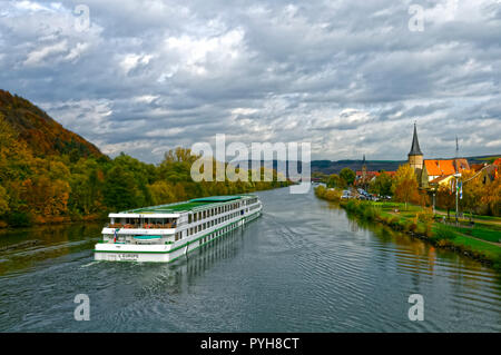 Bateau de croisière sur la rivière Main près de Karlstadt, District de Main-Spessart, Basse-Franconie, Bavière, Allemagne Banque D'Images