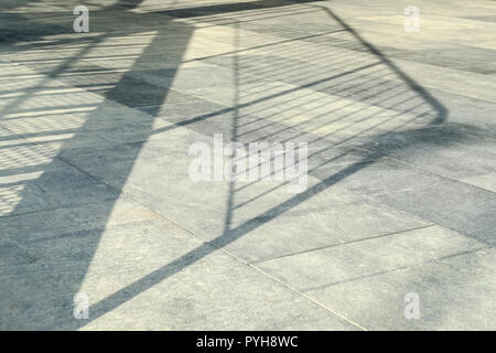 Sur le sol du soleil. L'éclat du soleil sur des dalles de grès pressé est un point de vue de la photo des dalles avec une petite profondeur de champ en perspective. Banque D'Images