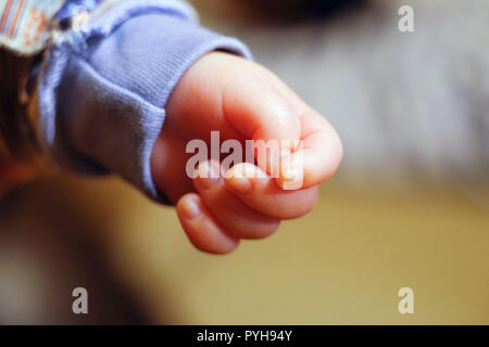 Bébé main close-up. L'enfant dort paisiblement. Banque D'Images