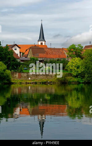Trennfeld (partie de Triefenstein) : vue sur la rivière Main et l'église St Georg, District de Main-Spessart, Basse-Franconie, Bavière, Allemagne Banque D'Images
