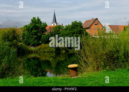 Trennfeld (partie de Triefenstein) : vue sur la rivière Main et l'église St Georg, District de Main-Spessart, Basse-Franconie, Bavière, Allemagne Banque D'Images