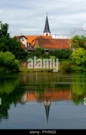 Trennfeld (partie de Triefenstein) : vue sur la rivière Main et l'église St Georg, District de Main-Spessart, Basse-Franconie, Bavière, Allemagne Banque D'Images