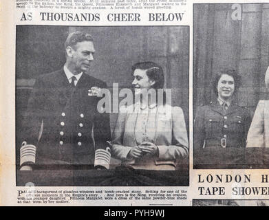 Le journal britannique, qui coupe le roi George VI et la princesse Margaret, salue la foule à la fin de la guerre le jour suivant le jour du VE 9 mai 1945 Londres Angleterre Royaume-Uni Banque D'Images