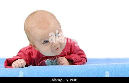 Mignon bébé fille nouveau-né, couché sur une couverture bleue, isolé sur fond blanc Banque D'Images