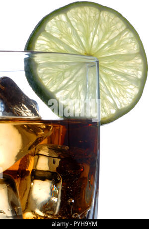 Verre avec tranche de lime. Gros plan sur des cubes de glace trempé dans du whisky. Isolé sur fond blanc. Banque D'Images