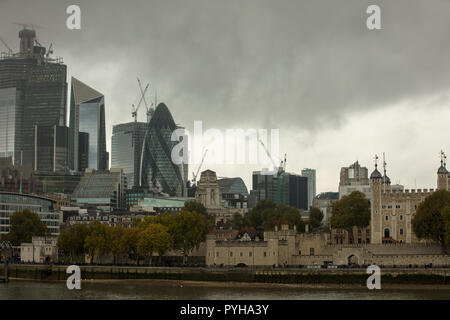 Paysage de ville de l'historique Tour de Londres et la ville ultra moderne de Londres, UK, Angleterre, s'élevant dans le ciel en constante évolution le long de la Tamise. Banque D'Images