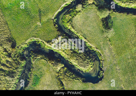 Une rivière sinueuse entourée de vertes prairies Banque D'Images