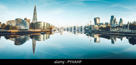 Les bords de tamise vu de Tower Bridge Banque D'Images