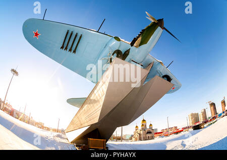 Samara, Russie - le 28 janvier 2018 : Monument à basse altitude avion Iliouchine attaque '2' de la Seconde Guerre mondiale Banque D'Images