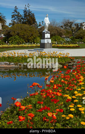 Fleurs et Boer War Memorial, Jardins du gouvernement, Rotorua, île du Nord, Nouvelle-Zélande Banque D'Images