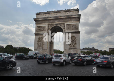 Triumphal Arch (Arc de Triomphe) sur la Place Charles de Gaulle (Place de l'Étoile) à Paris, France. Banque D'Images