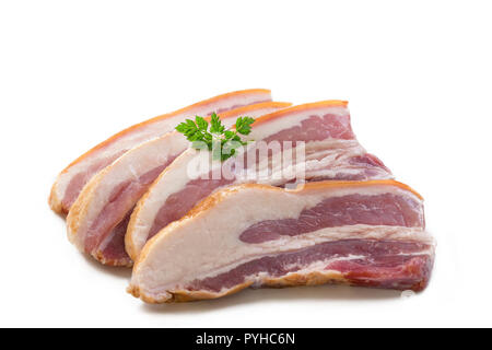 Tranches de Bacon fumé sur fond blanc pour la cuisson Banque D'Images