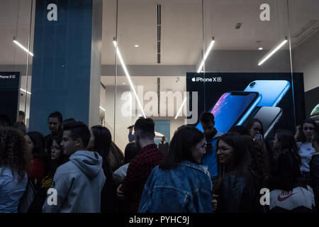 BELGRADE, SERBIE - 26 octobre 2018 : personnes en attente devant l'Apple Store de fenêtre pour le lancement du nouveau Smartphone d'Apple, l'Iphone XR, à d Banque D'Images