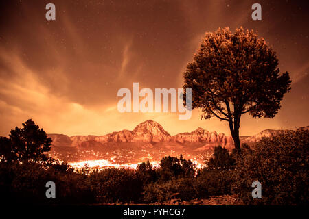 Belle scène de nuit de Sedona Arizona avec des formations rocheuses des montagnes et les lumières de la ville Banque D'Images