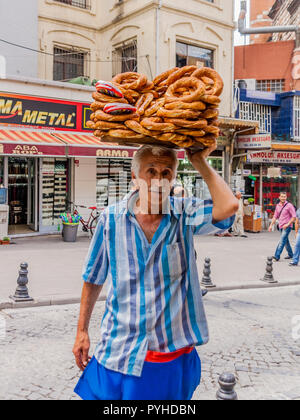 Homme portant un plateau de simit sur sa tête, à vendre à Istanbul, Turquie. Banque D'Images