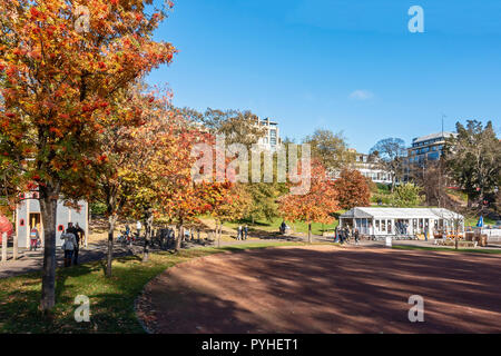 Arbres aux couleurs de l'automne dans l'ouest de Princes Street Gardens Edinburgh Scotland UK avec cafe droit Banque D'Images