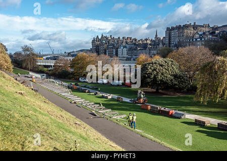 Les souches des arbres abattus dans la région de East Princes Street Gardens Edinburgh Scotland UK avec les préparatifs pour la venue de noël en preuve Banque D'Images