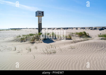 Marqués avec pôle plage numéro 1 dans le sable sur dune avec l'ammophile sur Kennemerstrand beach à IJmuiden, Noord-Holland, Banque D'Images