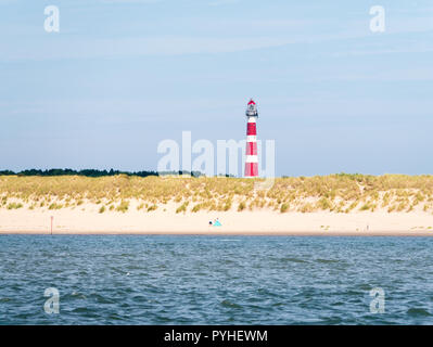 Beach et phare de l'île d'Ameland en mer des Wadden, Frise, Pays-Bas Banque D'Images