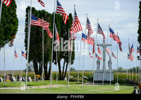 États-unis, l'Iowa, Epworth, le drapeau des États-Unis sur le cimetière catholique, Jésus Christ crucifié à cross, Memorial Day, l'arrière-plan, plans, stars and stripes Banque D'Images