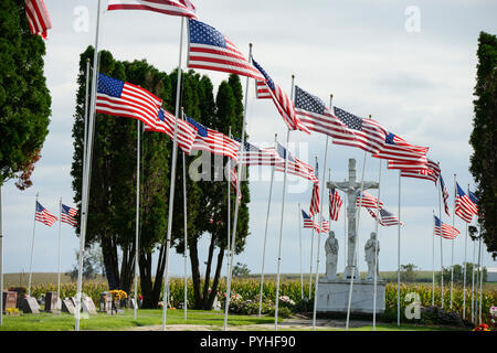 États-unis, l'Iowa, Epworth, le drapeau des États-Unis sur le cimetière catholique, Jésus Christ crucifié à cross, Memorial Day, l'arrière-plan, plans, stars and stripes Banque D'Images