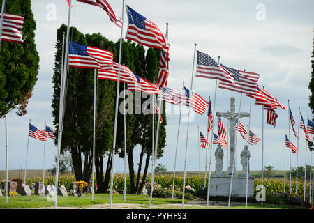 États-unis, l'Iowa, Epworth, le drapeau des États-Unis sur le cimetière catholique, Jésus Christ crucifié à cross, Memorial Day, l'arrière-plan, plans, stars and stripes Banque D'Images