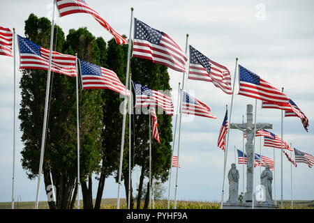 États-unis, l'Iowa, Epworth, le drapeau des États-Unis sur le cimetière catholique, Jésus Christ crucifié à cross, Memorial Day, l'arrière-plan, plans, stars and stripes Banque D'Images