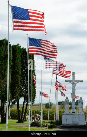 États-unis, l'Iowa, Epworth, le drapeau des États-Unis sur le cimetière catholique, Jésus Christ crucifié à cross, Memorial Day, l'arrière-plan, plans, stars and stripes Banque D'Images