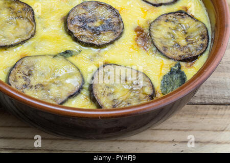 Mousaka avec aubergine plat sur table en bois rustique, Close up Banque D'Images