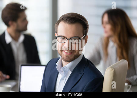 Head shot portrait of businessman sur le lieu de travail Banque D'Images