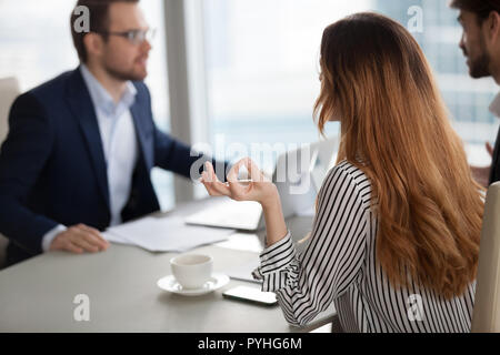 Jeune femme essayant de se détendre à des négociations difficiles. Banque D'Images