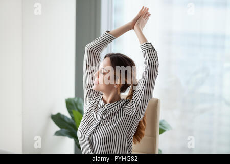 Happy businesswoman calme détend lors d'une pause en milieu de travail. Banque D'Images