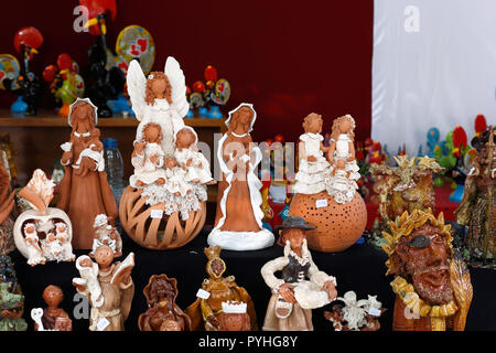 Vila do Conde, Portugal - 6 août 2014 : de petites figures de la céramique portugaise pour la vente à la foire artisanale annuelle de Vila do Conde (shallow focus) Banque D'Images