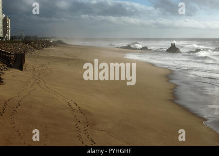 Belle plage vide du nord du Portugal à l'automne, avec un intéressant fin de la lumière du jour filtrée par les nuages et l'humidité Banque D'Images