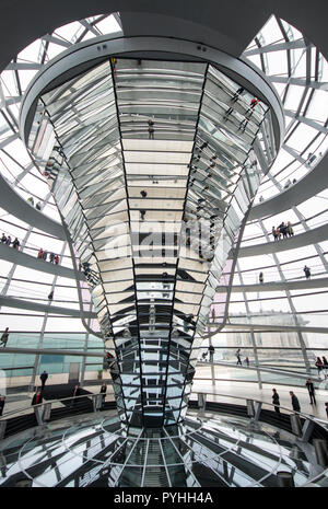 Les touristes à l'intérieur de la coupole du Reichstag (Parlement européen à Berlin, Allemagne Banque D'Images