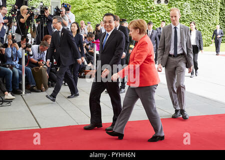 Berlin, Allemagne - La Chancelière allemande Angela Merkel et le Premier ministre chinois Li Keqiang quitter la Cour du Chancelier d'Honneur après avoir reçu les honneurs militaires. Banque D'Images