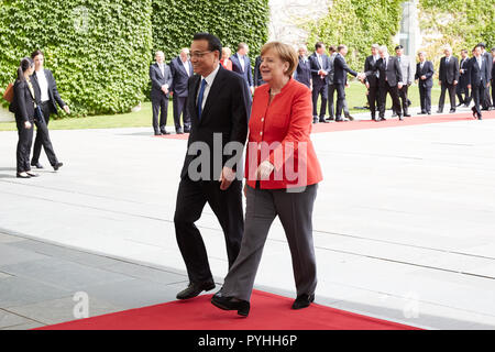 Berlin, Allemagne - La Chancelière allemande Angela Merkel et le Premier ministre chinois Li Keqiang quitter la Cour du Chancelier d'Honneur après avoir reçu les honneurs militaires. Banque D'Images