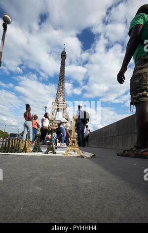 Paris, Ile-de-France, France - Miniatures de la Tour Eiffel sont vendus par des vendeurs d'Afrique fait sur le pont d'Iéna pont. Banque D'Images