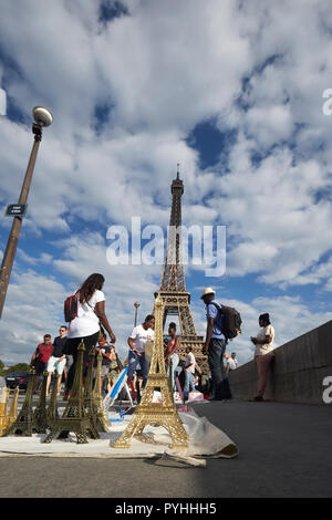 Paris, Ile-de-France, France - Miniatures de la Tour Eiffel sont vendus par des vendeurs d'Afrique fait sur le pont d'Iéna pont. Banque D'Images