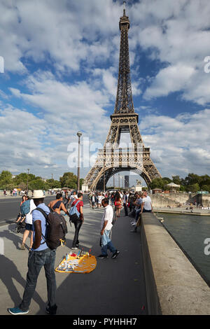 Paris, Ile-de-France, France - Miniatures de la Tour Eiffel sont vendus par des vendeurs d'Afrique fait sur le pont d'Iéna pont. Banque D'Images