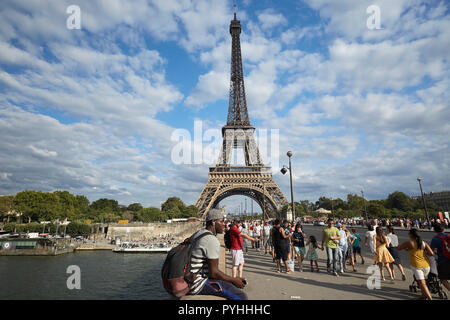 Paris, Ile-de-France, France - les passants sur le pont Pont d'Iéna, à l'arrière-plan la Tour Eiffel - le principal monument de la capitale française. Banque D'Images