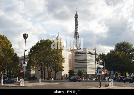 Paris, Ile-de-France, France - La Cathédrale de la Sainte-Trinité avec la Tour Eiffel en arrière-plan. Banque D'Images